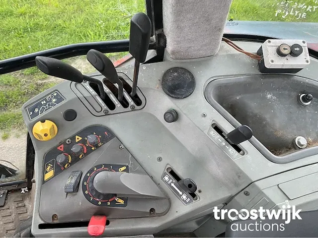 Vierwielaangedreven landbouwtractor - afbeelding 13 van  23