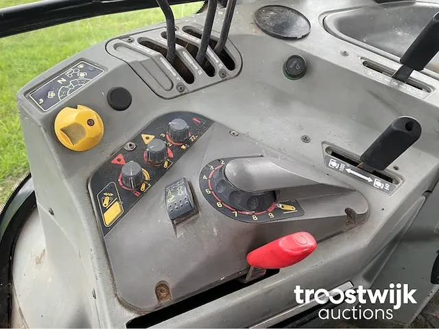 Vierwielaangedreven landbouwtractor - afbeelding 14 van  23