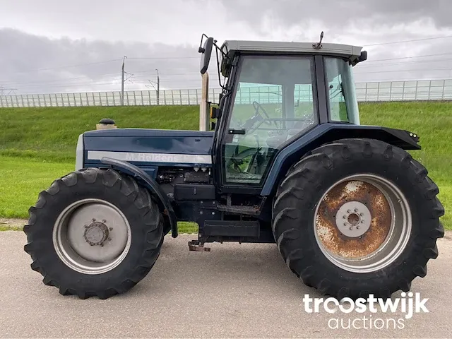 Vierwielaangedreven landbouwtractor - afbeelding 12 van  23