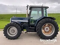 Vierwielaangedreven landbouwtractor - afbeelding 12 van  23