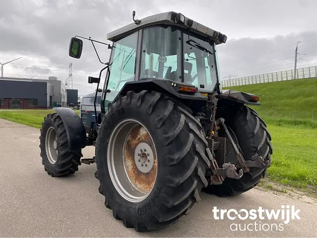 Vierwielaangedreven landbouwtractor - afbeelding 18 van  23