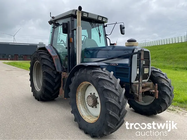 Vierwielaangedreven landbouwtractor - afbeelding 19 van  23