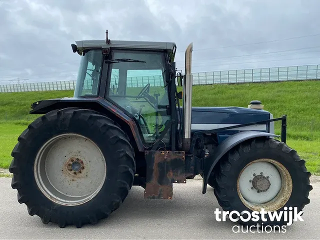 Vierwielaangedreven landbouwtractor - afbeelding 20 van  23