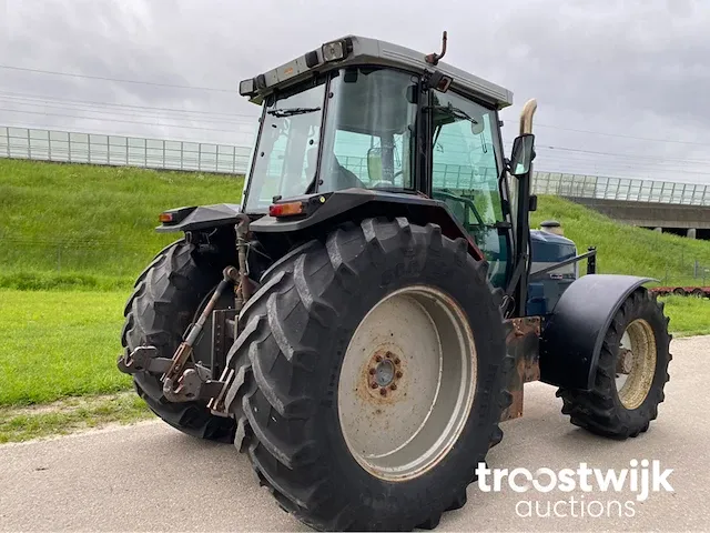 Vierwielaangedreven landbouwtractor - afbeelding 21 van  23