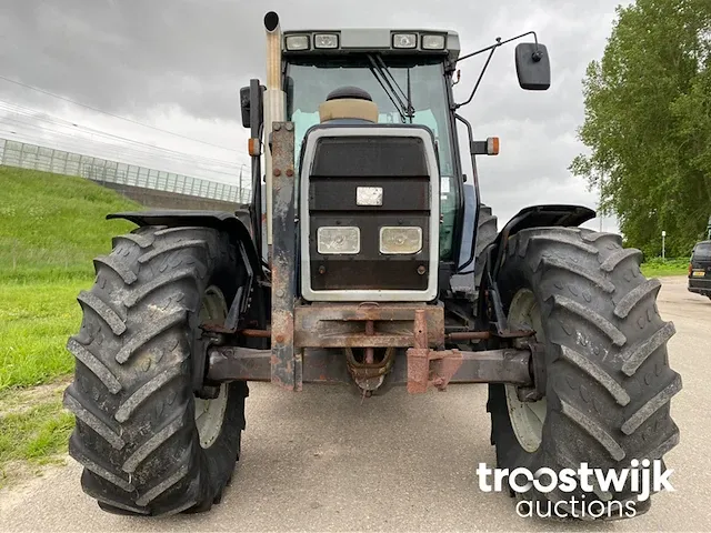 Vierwielaangedreven landbouwtractor - afbeelding 22 van  23