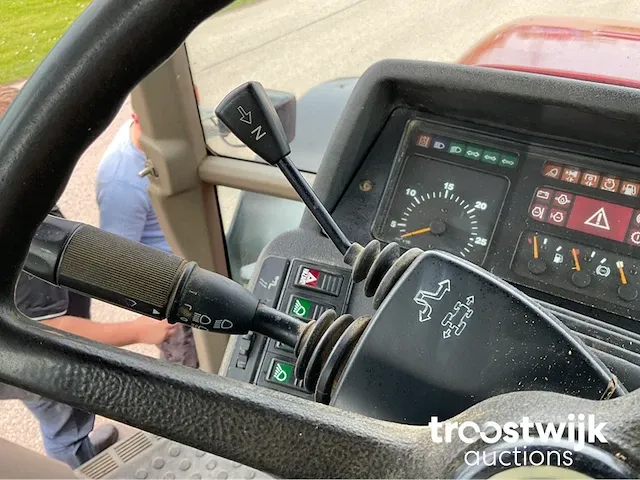 Vierwielaangedreven landbouwtractor - afbeelding 7 van  24