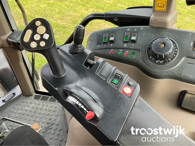 Vierwielaangedreven landbouwtractor - afbeelding 10 van  24