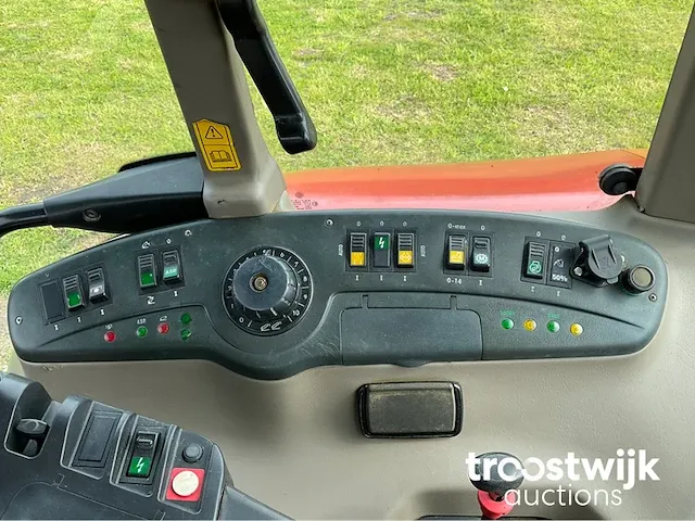Vierwielaangedreven landbouwtractor - afbeelding 11 van  24