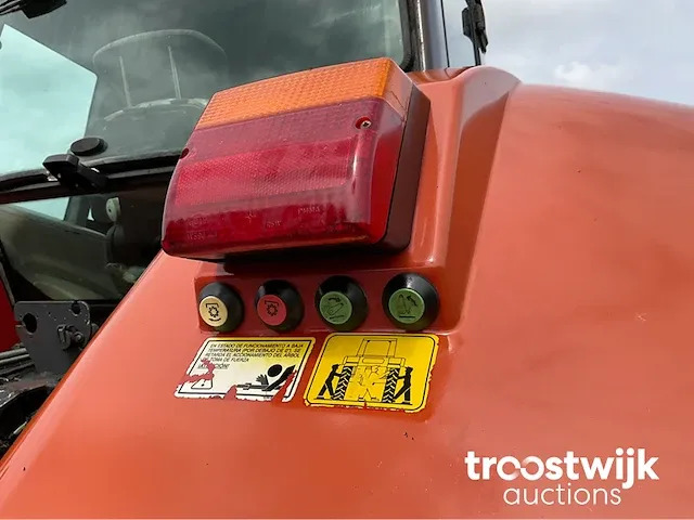 Vierwielaangedreven landbouwtractor - afbeelding 12 van  24