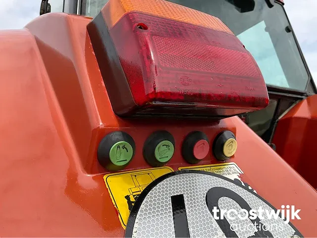 Vierwielaangedreven landbouwtractor - afbeelding 13 van  24