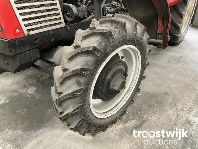 Vierwielaangedreven landbouwtractor - afbeelding 4 van  17
