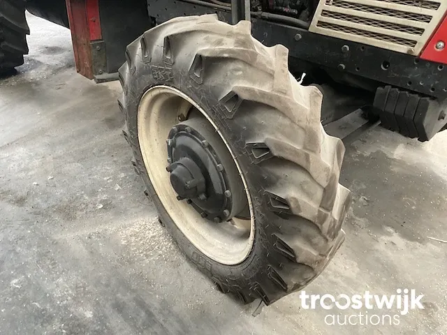 Vierwielaangedreven landbouwtractor - afbeelding 7 van  17