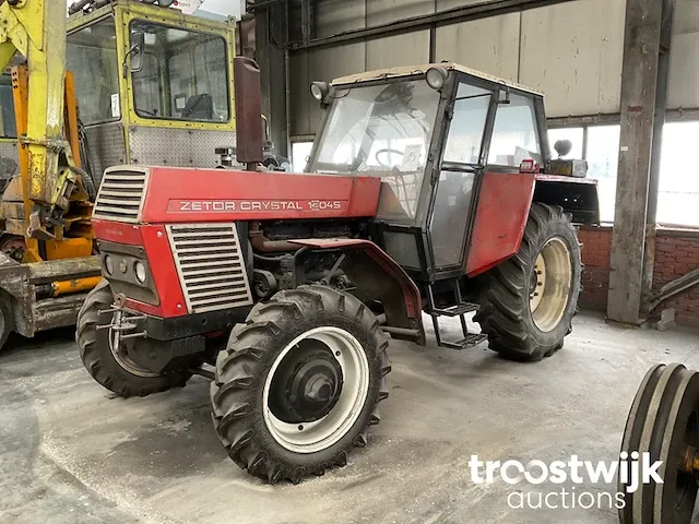 Vierwielaangedreven landbouwtractor - afbeelding 1 van  17