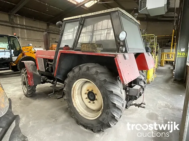 Vierwielaangedreven landbouwtractor - afbeelding 11 van  17