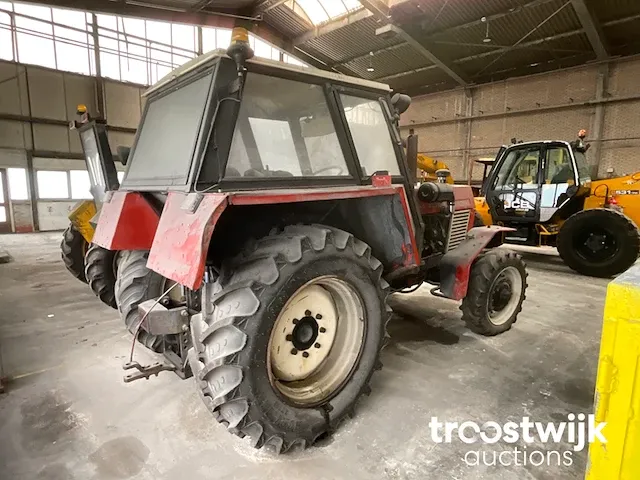 Vierwielaangedreven landbouwtractor - afbeelding 12 van  17