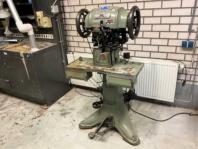 Vihl pedersen rapid-d stikmachine tot 20mm dikte - afbeelding 1 van  10