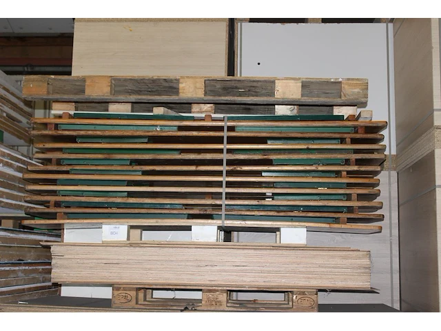 Vijf biertafelsets met afm. 220 x 50 cm, type kvh op pallet. - afbeelding 1 van  3