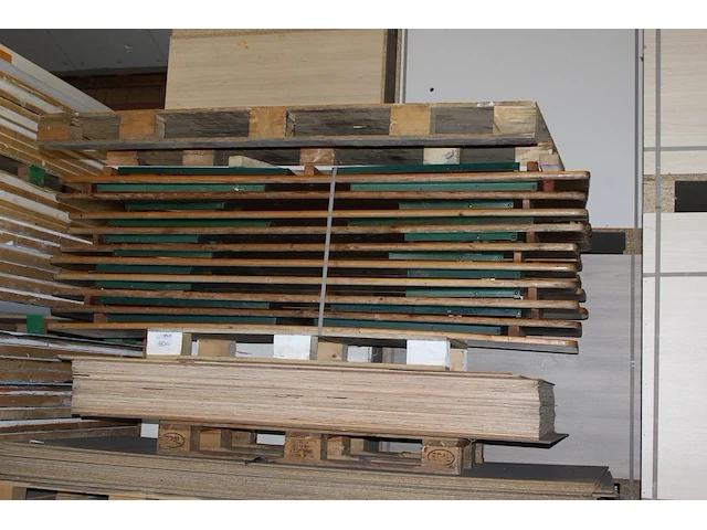 Vijf biertafelsets met afm. 220 x 50 cm, type kvh op pallet. - afbeelding 2 van  3