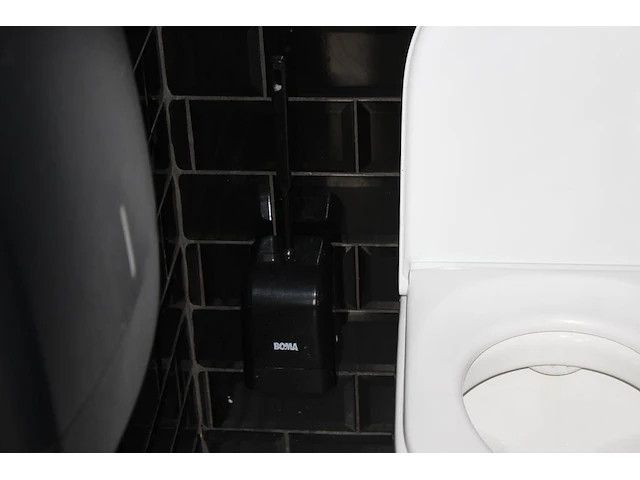 Vijf dispencers waaronder toiletpapier- en tissuedispencer. - afbeelding 2 van  13