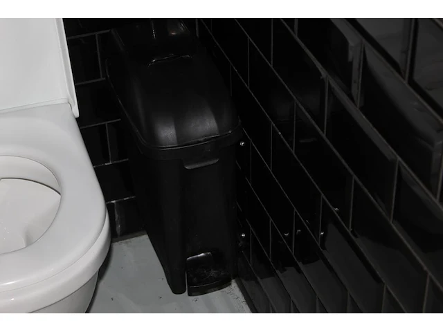 Vijf dispencers waaronder toiletpapier- en tissuedispencer. - afbeelding 3 van  13