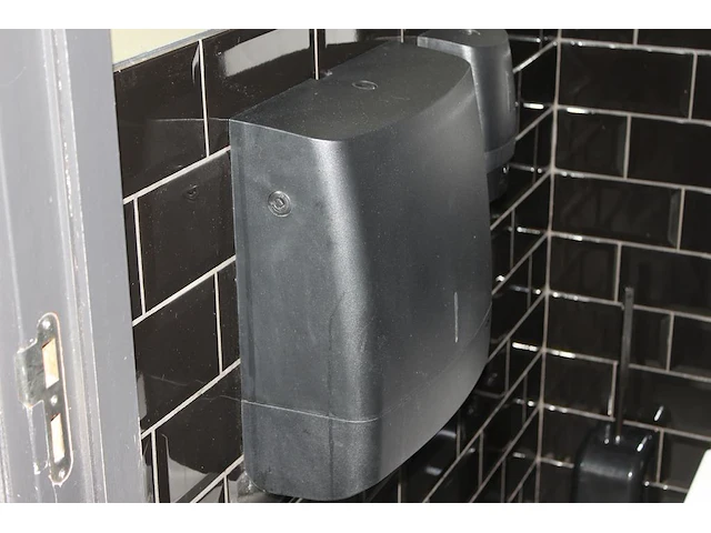 Vijf dispencers waaronder toiletpapier- en tissuedispencer. - afbeelding 4 van  13