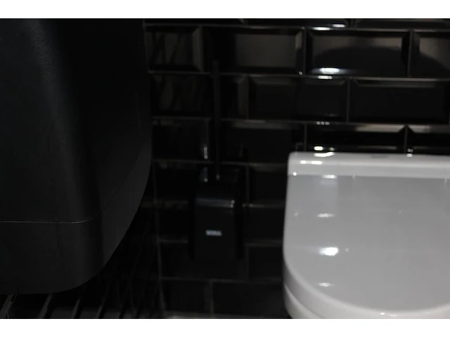 Vijf dispencers waaronder toiletpapier- en tissuedispencer. - afbeelding 5 van  13