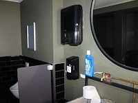Vijf dispencers waaronder toiletpapier- en tissuedispencer. - afbeelding 1 van  13
