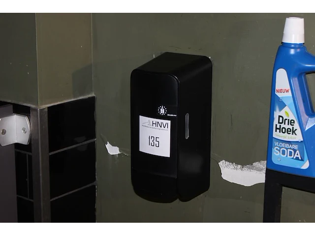 Vijf dispencers waaronder toiletpapier- en tissuedispencer. - afbeelding 6 van  13