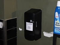 Vijf dispencers waaronder toiletpapier- en tissuedispencer. - afbeelding 6 van  13