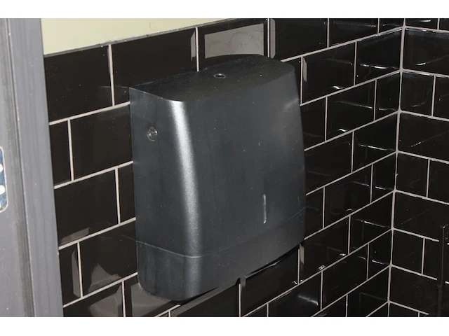 Vijf dispencers waaronder toiletpapier- en tissuedispencer. - afbeelding 7 van  13