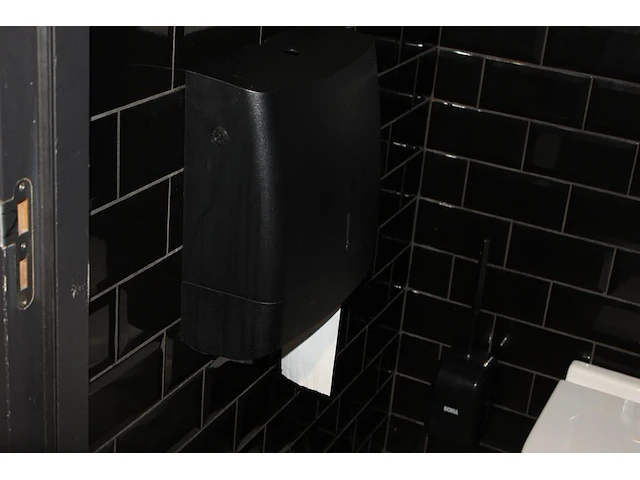 Vijf dispencers waaronder toiletpapier- en tissuedispencer. - afbeelding 8 van  13