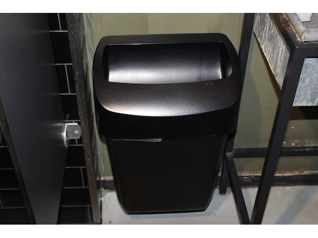 Vijf dispencers waaronder toiletpapier- en tissuedispencer. - afbeelding 9 van  13