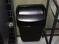 Vijf dispencers waaronder toiletpapier- en tissuedispencer. - afbeelding 9 van  13