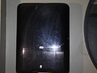 Vijf dispencers waaronder toiletpapier- en tissuedispencer. - afbeelding 12 van  13