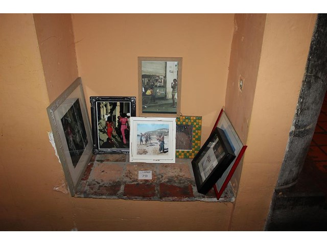 Vijf diverse prenten en spiegel in lijst. - afbeelding 1 van  2