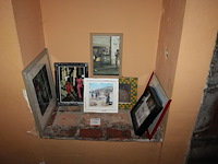 Vijf diverse prenten en spiegel in lijst. - afbeelding 1 van  2