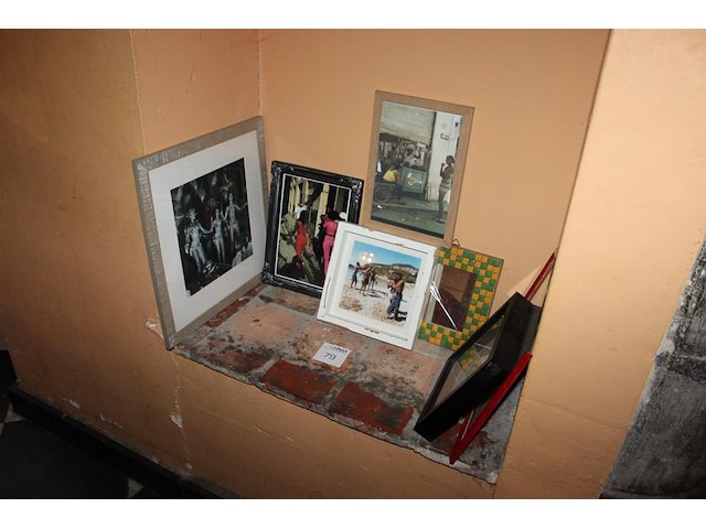 Vijf diverse prenten en spiegel in lijst. - afbeelding 2 van  2