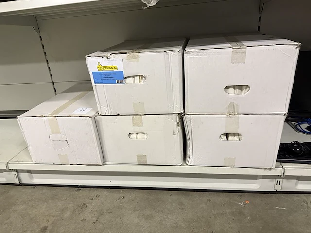 Vijf dozen met papieren handdoekjes 2-vouw 1 laags. - afbeelding 1 van  2