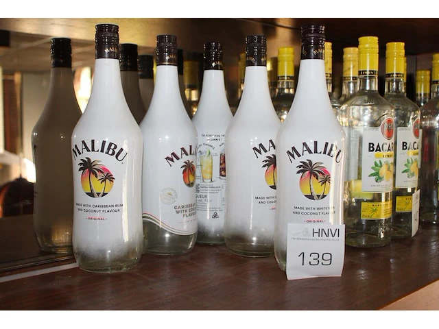 Vijf flessen malibu. - afbeelding 1 van  2