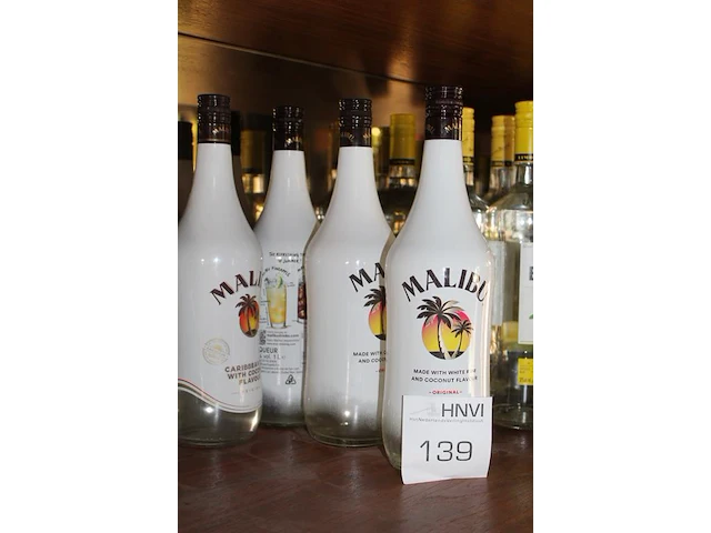 Vijf flessen malibu. - afbeelding 2 van  2