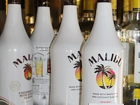 Vijf flessen malibu. - afbeelding 2 van  2