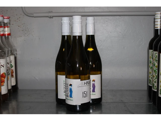 Vijf flessen sauvignon blanc le p'tit buisse. - afbeelding 1 van  2