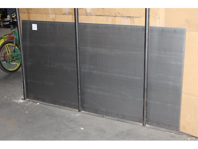 Vijf geperforeerde platen afm. 2020 x 990 x 1 mm - afbeelding 1 van  1