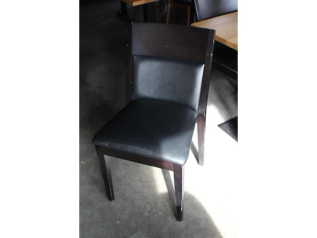 Vijf horecatafels met 22 houten stoelen. afmeting tafels 4 maal 120 x 70 x 75 cm en 1 maal 70 x 70 x 75 cm onderdeel van combinatiekavel combinatie van kavels g001, g013, g014 en g015 zijnde 15 horecatafels in diverse afmetingen met 50 houten stoelen. - afbeelding 2 van  10