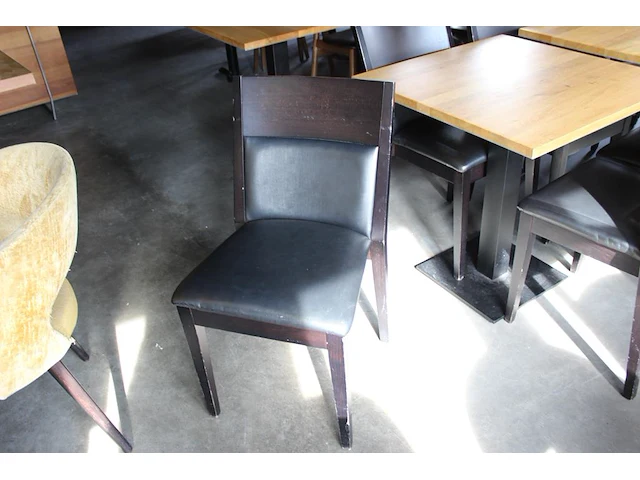 Vijf horecatafels met 22 houten stoelen. afmeting tafels 4 maal 120 x 70 x 75 cm en 1 maal 70 x 70 x 75 cm onderdeel van combinatiekavel combinatie van kavels g001, g013, g014 en g015 zijnde 15 horecatafels in diverse afmetingen met 50 houten stoelen. - afbeelding 10 van  10