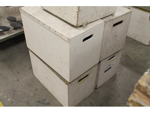 Vijf houten kisten waaronder vier a 58 x 33 x 38 cm. - afbeelding 1 van  2
