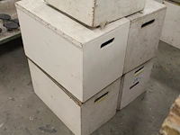 Vijf houten kisten waaronder vier a 58 x 33 x 38 cm. - afbeelding 1 van  2