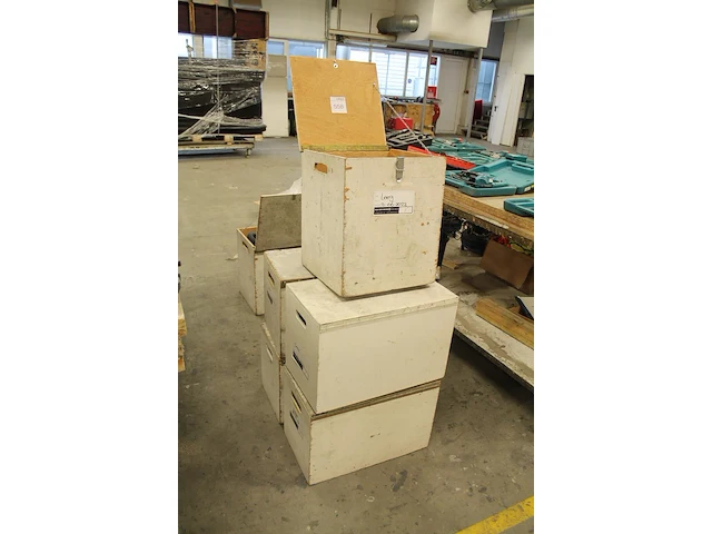 Vijf houten kisten waaronder vier a 58 x 33 x 38 cm. - afbeelding 2 van  2