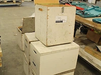 Vijf houten kisten waaronder vier a 58 x 33 x 38 cm. - afbeelding 2 van  2