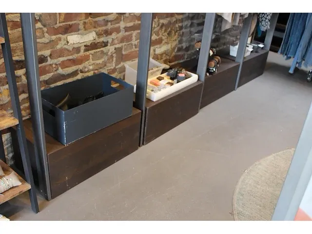 Vijf houten showblokken. afmeting 70 x 38 x 30 cm. - afbeelding 1 van  2